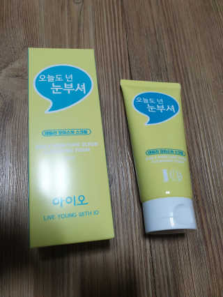 IO 아이오 오늘도 넌 눈부셔 - 데일리 스크럽 클렌징폼 — 5점을 준 리뷰어가 2020년 12월 올린 사용 사진