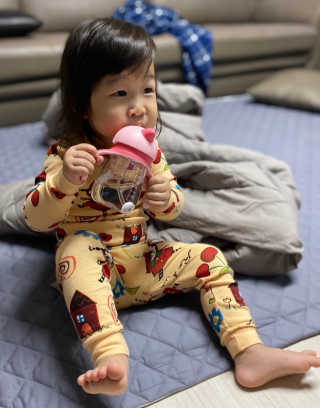 유비맘 트라이탄 코니빨대컵_컬러 랜덤 발송 — 4점을 준 리뷰어가 2020년 11월 올린 사용 사진