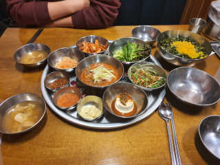[동네맛집족발] 4개 족발 중 택1 — 5점을 준 리뷰어가 2020년 6월 올린 사용 사진