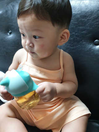 유비맘 트라이탄 코니빨대컵_컬러 랜덤 발송 — 5점을 준 리뷰어가 2020년 8월 올린 사용 사진