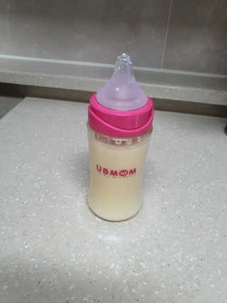 유비맘 PPSU 젖병 노꼭지_260ml_컬러 랜덤 발송 — 5점을 준 리뷰어가 2020년 11월 올린 사용 사진