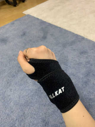 필캣 터널증후군 손목 보호대 — 5점을 준 리뷰어가 2020년 5월 올린 사용 사진