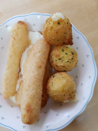 가치식탁 리얼치즈스틱, 리얼크림치즈볼 — 5점을 준 리뷰어가 2020년 4월 올린 사용 사진