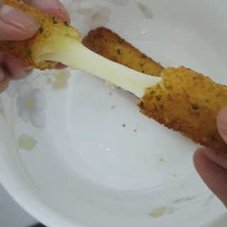 가치식탁 리얼치즈스틱, 리얼크림치즈볼 — 5점을 준 리뷰어가 2020년 9월 올린 사용 사진