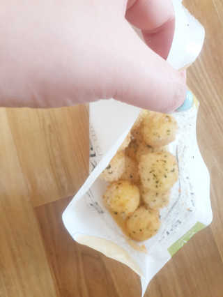 가치식탁 리얼치즈스틱, 리얼크림치즈볼 — 5점을 준 리뷰어가 2020년 4월 올린 사용 사진
