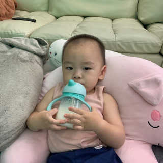 유비맘 트라이탄 코니빨대컵_컬러 랜덤 발송 — 5점을 준 리뷰어가 2020년 7월 올린 사용 사진
