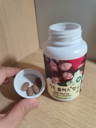 비타맘 키즈플러스업 성장기 어린이 멀티비타민미네랄 120정 — 4점을 준 리뷰어가 2020년 5월 올린 사용 사진