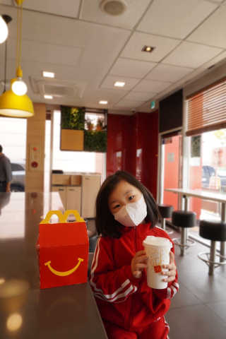 한국맥도날드 맥도날드 빨대가 필요없는 뚜껑이 — 5점을 준 리뷰어가 2020년 10월 올린 사용 사진