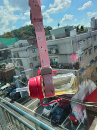 유비맘 젖병 빨대컵 다용도 홀더 1+1 _ 컬러 랜덤 발송 — 5점을 준 리뷰어가 2020년 8월 올린 사용 사진