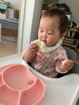 유비맘 캐릭터 실리콘 흡착 식판_색상 랜덤발송 — 5점을 준 리뷰어가 2020년 4월 올린 사용 사진