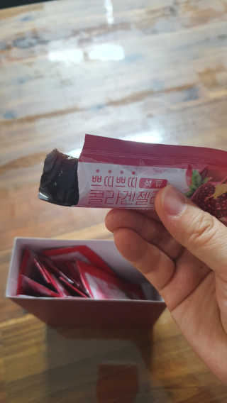 헬스업_쁘띠쁘띠석류콜라겐젤리_20g x 14포 — 5점을 준 리뷰어가 2020년 12월 올린 사용 사진