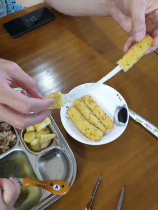 가치식탁 리얼치즈스틱, 리얼크림치즈볼 — 5점을 준 리뷰어가 2020년 6월 올린 사용 사진