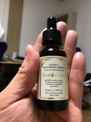 [스킨큐어] 산다화 비타민C 화이트닝 에센스 30ml — 5점을 준 리뷰어가 2020년 4월 올린 사용 사진