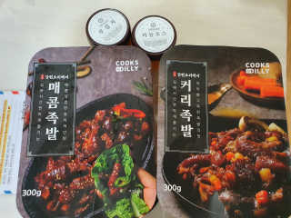 쿡스딜리 매콤족발+커리족발+무김치+마늘소스 — 5점을 준 리뷰어가 2020년 6월 올린 사용 사진