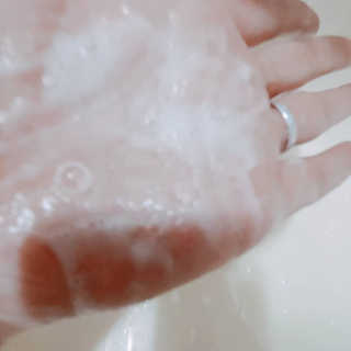 IO 아이오 오늘도 넌 눈부셔 - 데일리 스크럽 클렌징폼 — 5점을 준 리뷰어가 2020년 12월 올린 사용 사진