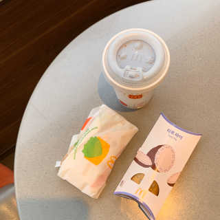 한국맥도날드 맥도날드 빨대가 필요없는 뚜껑이 — 4.5점을 준 리뷰어가 2020년 10월 올린 사용 사진