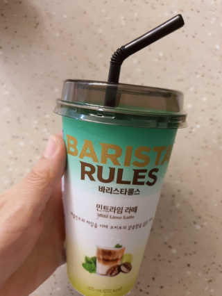바리스타룰스 민트라임 라떼 — 5점을 준 리뷰어가 2020년 8월 올린 사용 사진