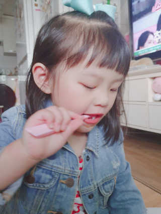 대웅제약 [덴티가드랩] 3-6세 엔젤 아기 칫솔, 치약 패키지 — 4점을 준 리뷰어가 2020년 10월 올린 사용 사진