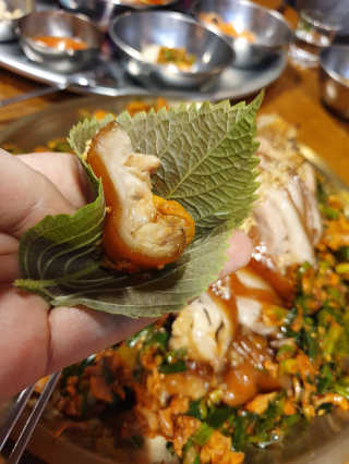 [동네맛집족발] 4개 족발 중 택1 — 5점을 준 리뷰어가 2020년 4월 올린 사용 사진