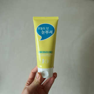 IO 아이오 오늘도 넌 눈부셔 - 데일리 스크럽 클렌징폼 — 5점을 준 리뷰어가 2020년 12월 올린 사용 사진