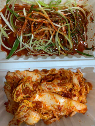 [동네맛집족발] 4개 족발 중 택1 — 5점을 준 리뷰어가 2020년 4월 올린 사용 사진