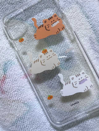 알파카케이스 냥냥이 세마리 패턴 투명 젤리 폰케이스 — 3점을 준 리뷰어가 2020년 6월 올린 사용 사진