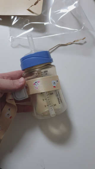 유비맘 젖병 빨대컵 다용도 홀더 1+1 _ 컬러 랜덤 발송 — 5점을 준 리뷰어가 2020년 11월 올린 사용 사진