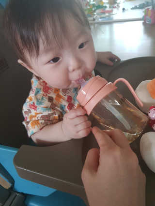 유비맘 샘방지 PPSU 빨대컵_컬러 랜덤 발송 — 5점을 준 리뷰어가 2020년 7월 올린 사용 사진