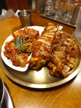 [동네맛집족발] 4개 족발 중 택1 — 5점을 준 리뷰어가 2020년 4월 올린 사용 사진