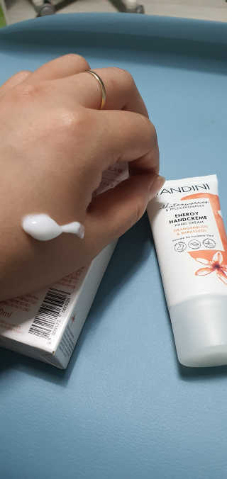 반디니 핸드크림세트 [활기찬 에너지+섬세한 센시티브] — 5점을 준 리뷰어가 2020년 8월 올린 사용 사진