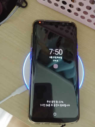 세비즈 원형패드형무선충전기 FC900 — 5점을 준 리뷰어가 2020년 4월 올린 사용 사진