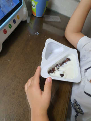 남양유업 또깍 접어 떠먹는 불가리스 2종 — 5점을 준 리뷰어가 2020년 9월 올린 사용 사진