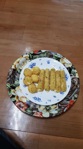 가치식탁 리얼치즈스틱, 리얼크림치즈볼 — 5점을 준 리뷰어가 2020년 5월 올린 사용 사진