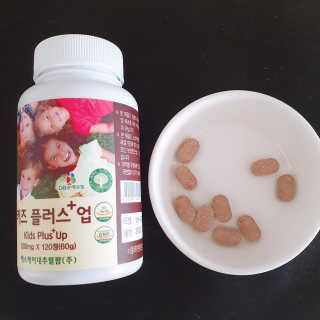 비타맘 키즈플러스업 성장기 어린이 멀티비타민미네랄 120정 — 5점을 준 리뷰어가 2020년 5월 올린 사용 사진