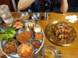 [동네맛집족발] 4개 족발 중 택1 — 5점을 준 리뷰어가 2020년 7월 올린 사용 사진