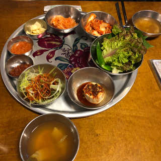 [동네맛집족발] 4개 족발 중 택1 — 4점을 준 리뷰어가 2020년 4월 올린 사용 사진