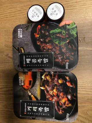 쿡스딜리 매콤족발+커리족발+무김치+마늘소스 — 5점을 준 리뷰어가 2020년 6월 올린 사용 사진