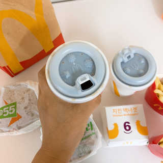 한국맥도날드 맥도날드 빨대가 필요없는 뚜껑이 — 5점을 준 리뷰어가 2020년 10월 올린 사용 사진