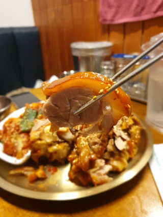 [동네맛집족발] 4개 족발 중 택1 — 5점을 준 리뷰어가 2020년 4월 올린 사용 사진