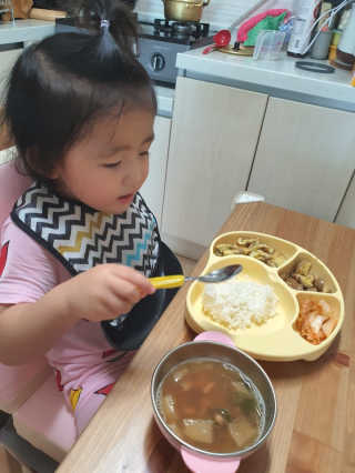 유비맘 캐릭터 실리콘 흡착 식판_색상 랜덤발송 — 4점을 준 리뷰어가 2020년 9월 올린 사용 사진