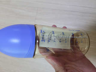 유비맘 PPSU 젖병 노꼭지_260ml_컬러 랜덤 발송 — 5점을 준 리뷰어가 2020년 10월 올린 사용 사진