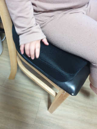 바네스데코 메모리폼 푹신한 두꺼운 에어 쿠션 의자 자세업방석 — 4.5점을 준 리뷰어가 2020년 4월 올린 사용 사진