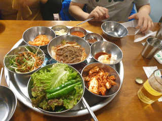 [동네맛집족발] 4개 족발 중 택1 — 5점을 준 리뷰어가 2020년 5월 올린 사용 사진
