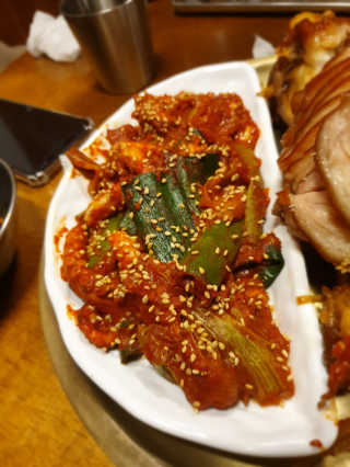 [동네맛집족발] 4개 족발 중 택1 — 5점을 준 리뷰어가 2020년 4월 올린 사용 사진