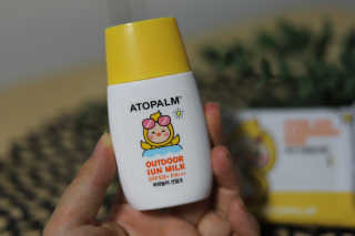 아토팜 야외놀이 선밀크 SPF50+ PA+++ — 4.5점을 준 리뷰어가 2020년 5월 올린 사용 사진
