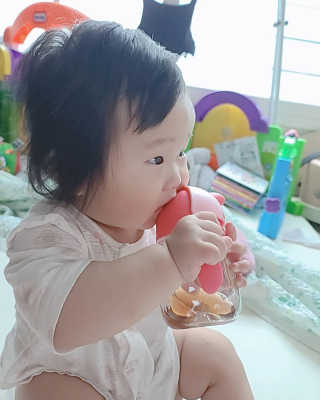 유비맘 트라이탄 코니빨대컵_컬러 랜덤 발송 — 5점을 준 리뷰어가 2020년 8월 올린 사용 사진