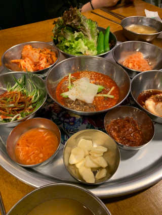 [동네맛집족발] 4개 족발 중 택1 — 5점을 준 리뷰어가 2020년 4월 올린 사용 사진