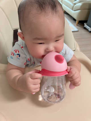 유비맘 트라이탄 코니빨대컵_컬러 랜덤 발송 — 3점을 준 리뷰어가 2020년 11월 올린 사용 사진