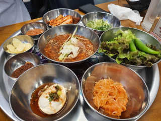 [동네맛집족발] 4개 족발 중 택1 — 3.5점을 준 리뷰어가 2020년 5월 올린 사용 사진