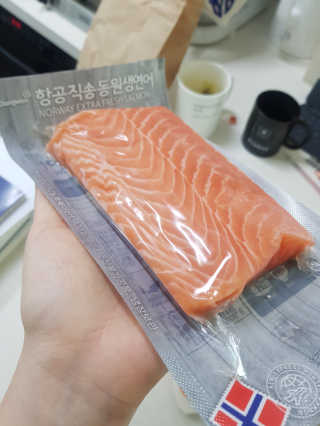 동원산업 항공직송 동원생연어_400g — 5점을 준 리뷰어가 2020년 4월 올린 사용 사진